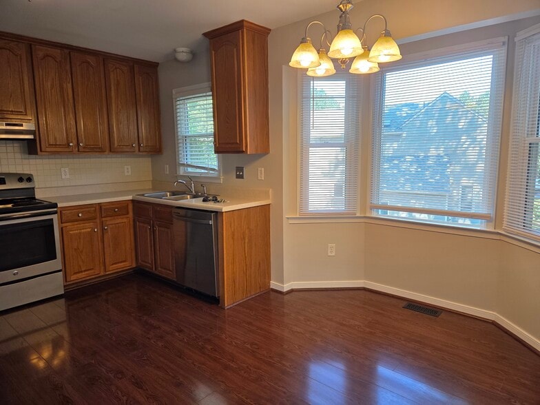 Eat-in kitchen with large Bay window, overlooking backyard. - 12604 Paget Ct
