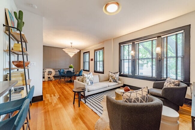 Building Photo - 1708 W Waveland Ave