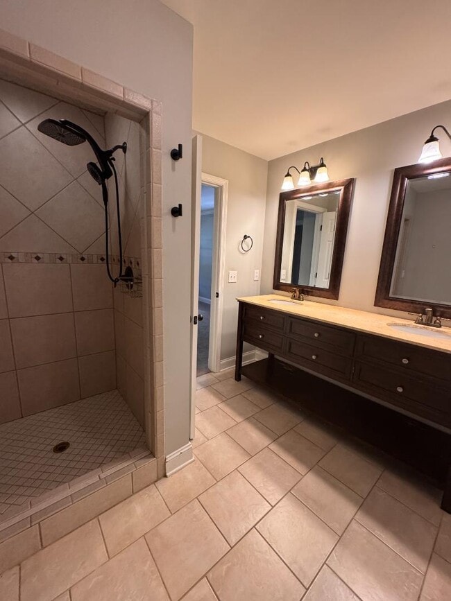 Building Photo - 2002 E Drew Valley Rd NE