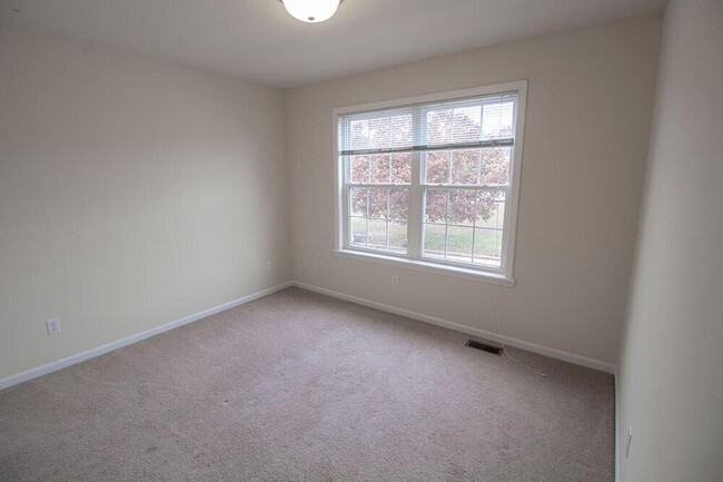 Building Photo - 1932 Center St