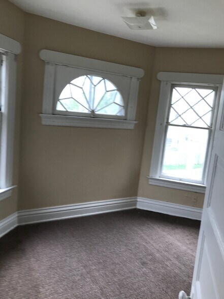 Building Photo - 114 W Taber St