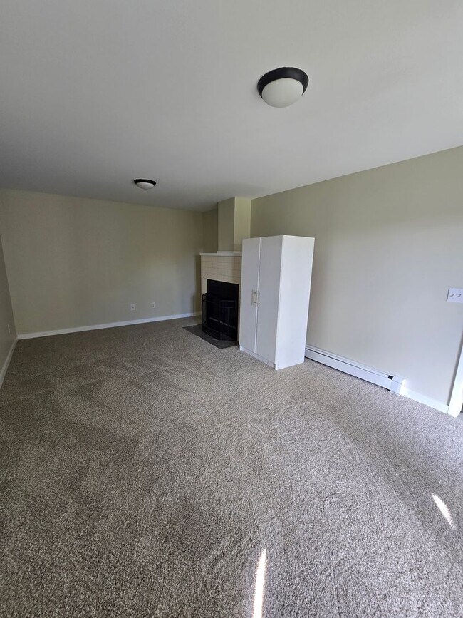 Building Photo - Amazing 3 bed with option for 4th bedroom ...