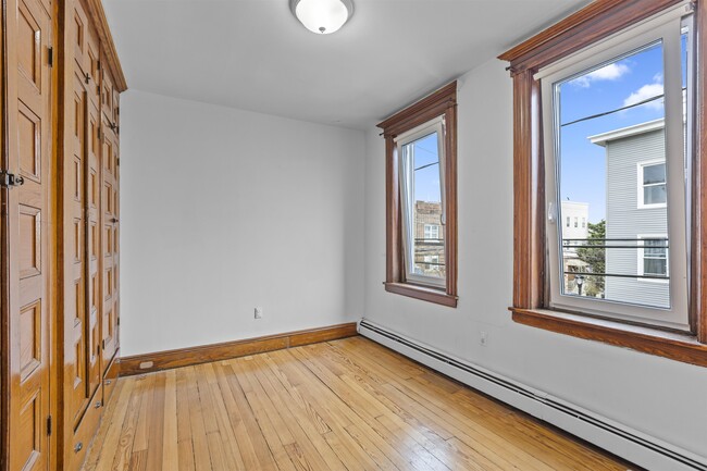 Building Photo - 201 19th St