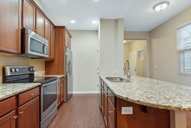 Building Photo - End Unit Townhome Available in Apex!