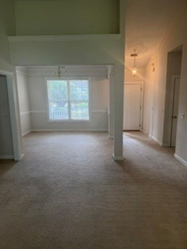 Building Photo - WELCOME TO EAGLES POINTE