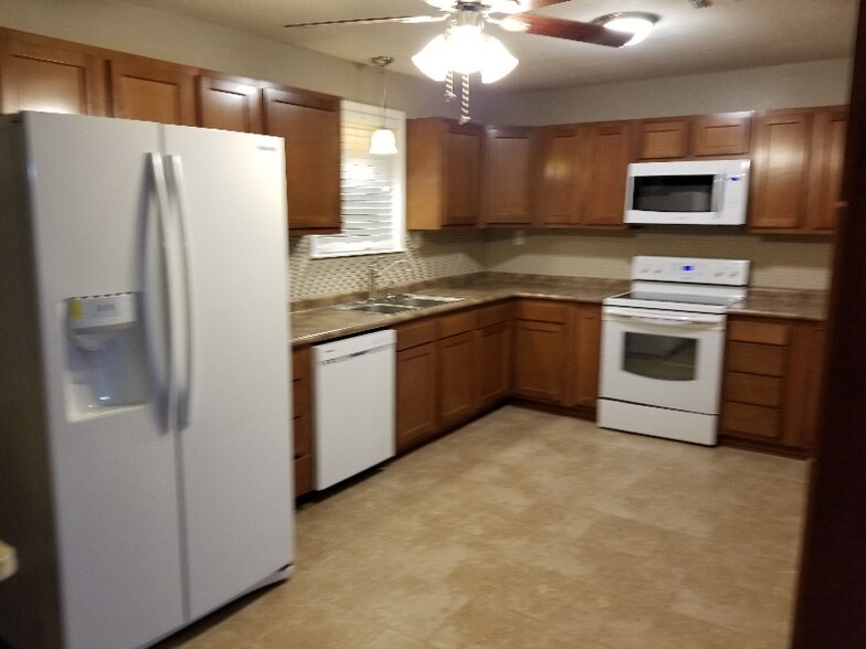 Building Photo - 413 Pine St