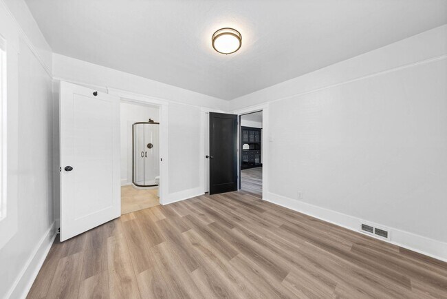 Building Photo - 3 Bed, 2 Bath, 1 Office/Guest - Fully Renovated Midtown Home