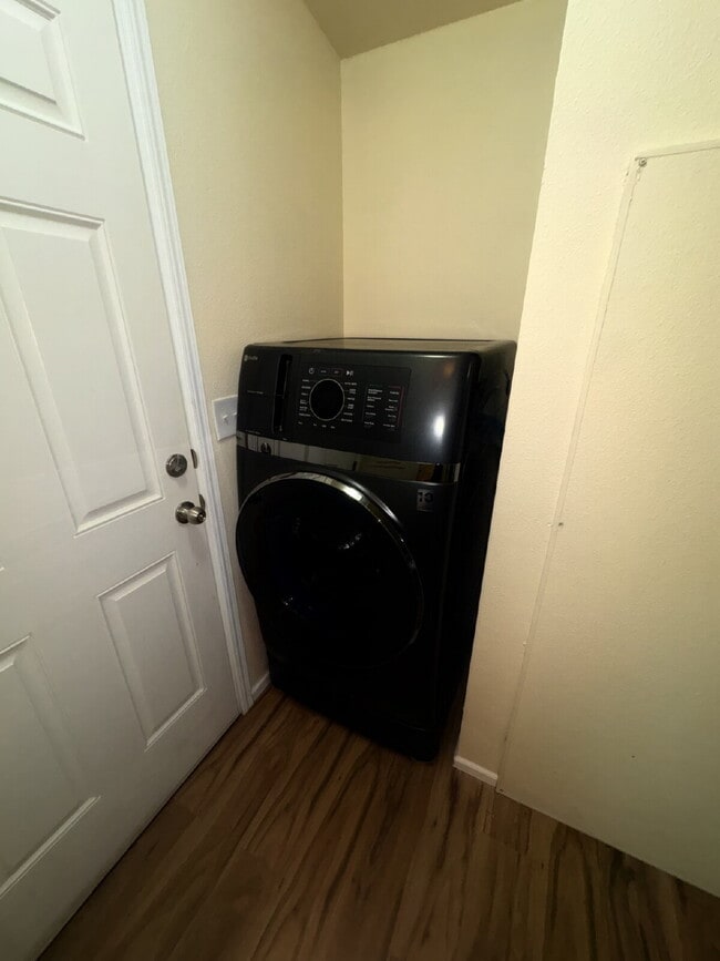 Building Photo - Remodeled 1BR Cottage on Private Wooded Lot