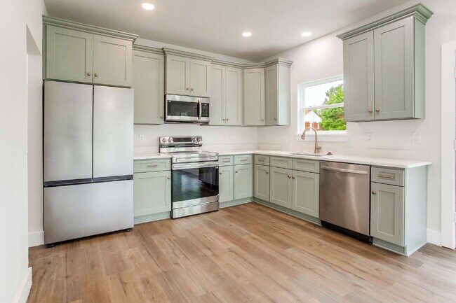 Building Photo - Build in 2025, 3 bed 3 bath near downtown!