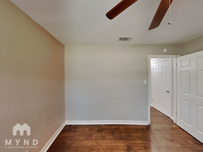 Building Photo - 512 E University Ave