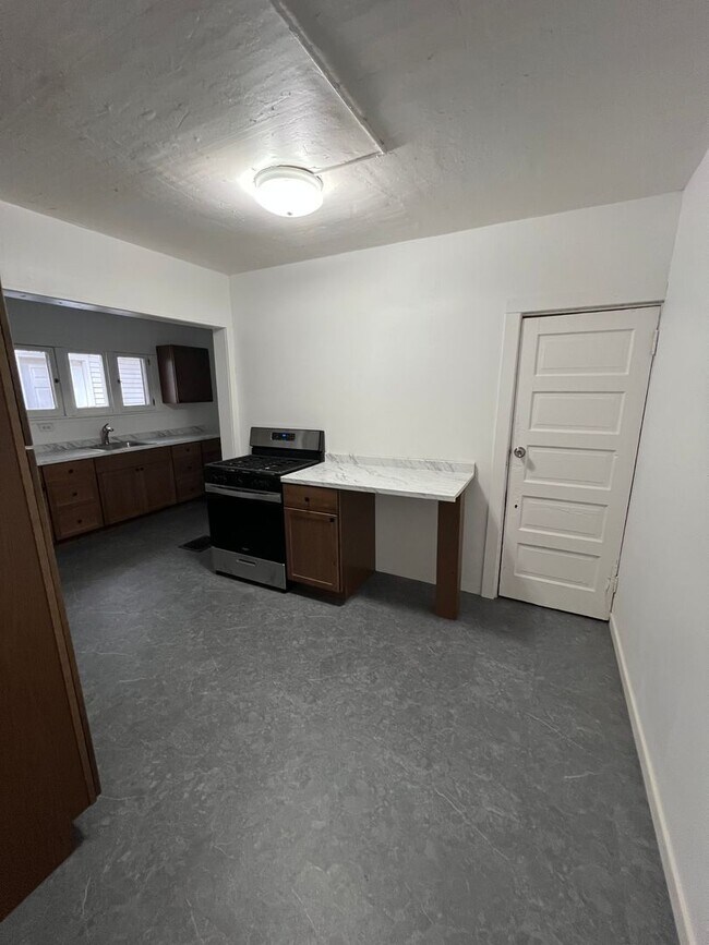 Building Photo - 3 Bedroom 1 Bathroom House (move in ready)