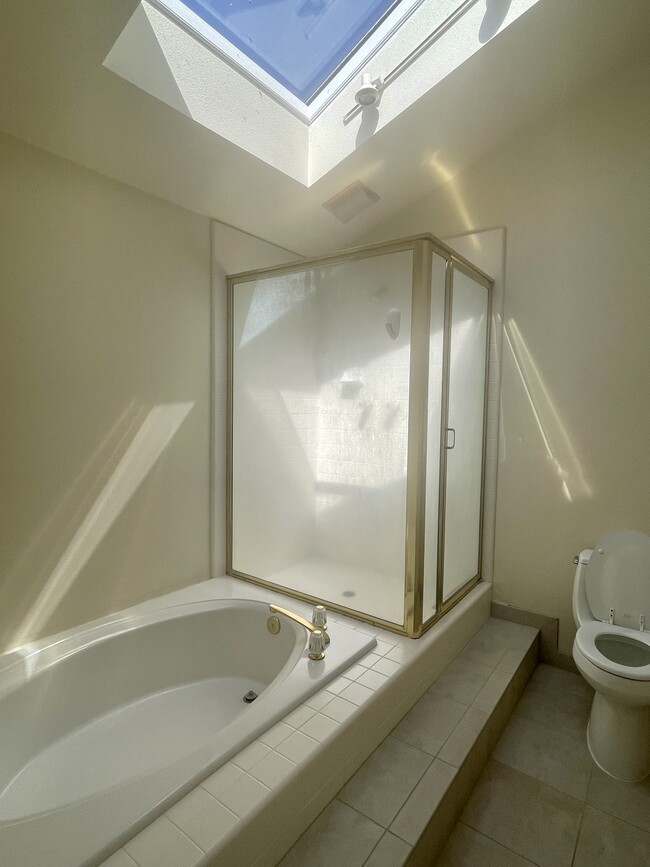 Master bathroom shower and bath tub - 1915 Discovery Village Ln