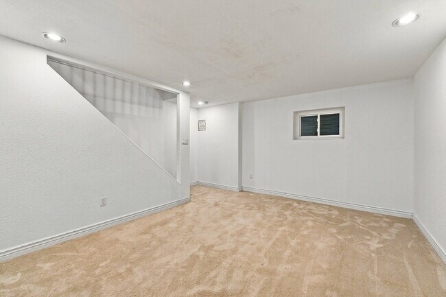 Building Photo - $2,840.95 with $300 Off The First Month's Rent, 3 Beds - 2.5 Bath, Single Family Home in Westmins...
