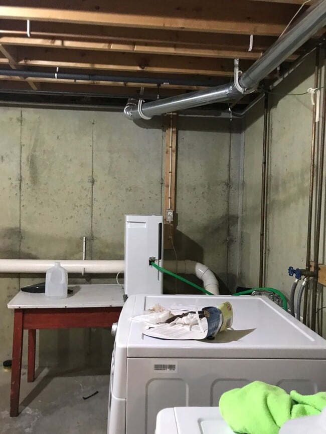 Building Photo - Scarborough-Sage Brush Drive: Lovely Colonial 3BR and 1.5BA available now $3,500.00 per month