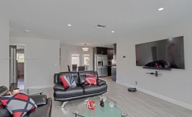 Building Photo - 876 Gardenia Dr