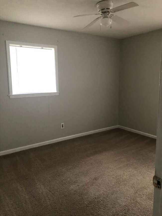 Building Photo - 4 Bedroom/2.5 Bath home in Daleville!