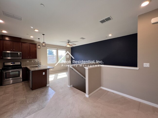 Building Photo - Updated 3bd/3ba North Natomas Townhouse
