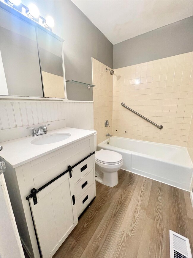 Building Photo - 805 Juniper Dr