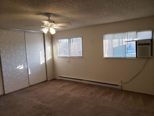 Building Photo - 2 Bedroom 1.5 Bath Townhome with Washer...