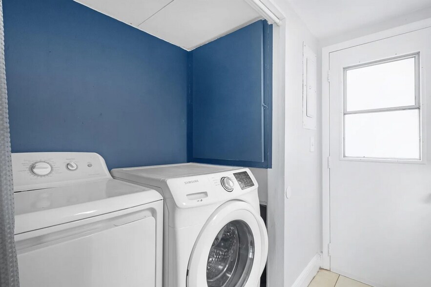 Building Photo - 7805 NW 66th Ter