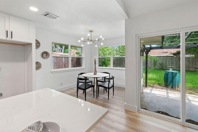Building Photo - 10603 Cooper Hill Dr
