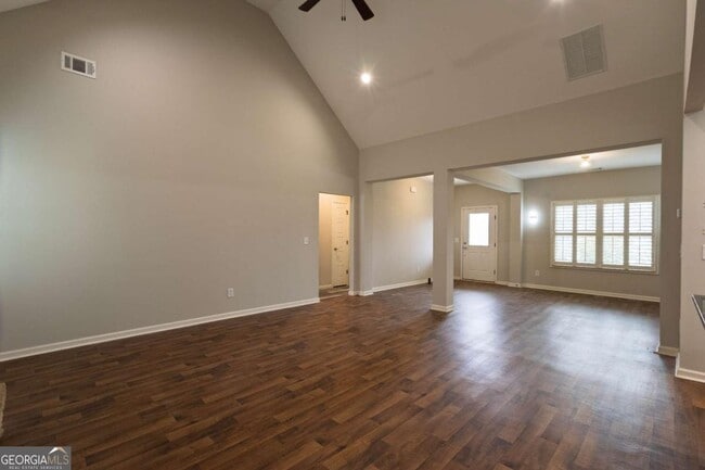 Building Photo - 214 Oakwood Dr