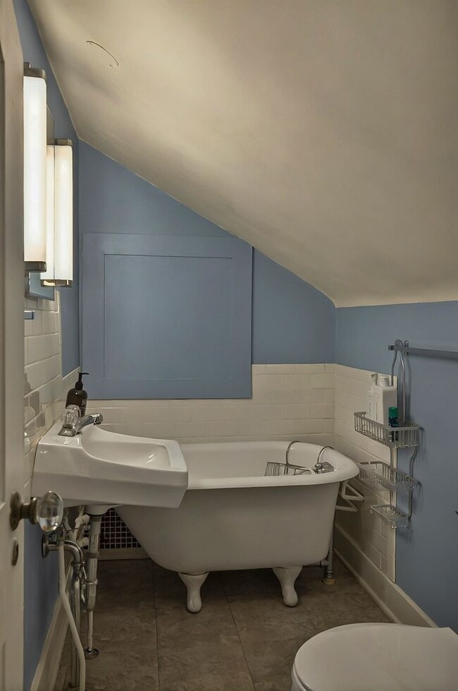 Building Photo - Move In Ready! 5 bedroom 3.5 bath near Was...