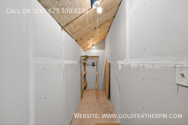 Building Photo - 905 Split Oak Dr