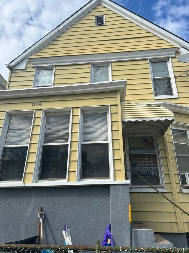 Building Photo - 1506 46th St