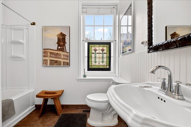 Building Photo - 1010 Allen Ave