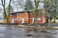 Building Photo - 3 Bed 1.5 Bath  Unit on Grand Blvd in Vanc...