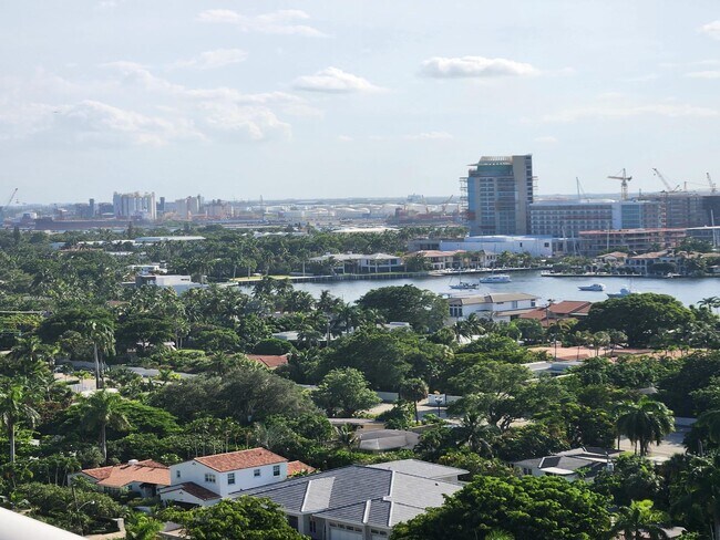 Building Photo - 3000 Holiday Dr