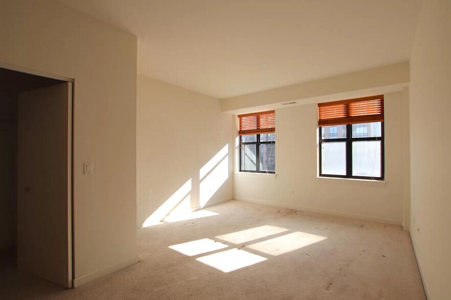 Building Photo - 451 W Huron St