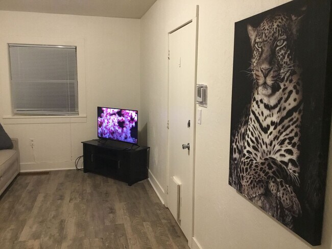 Building Photo - All utilities Included 1 bedroom, 1 bath t...