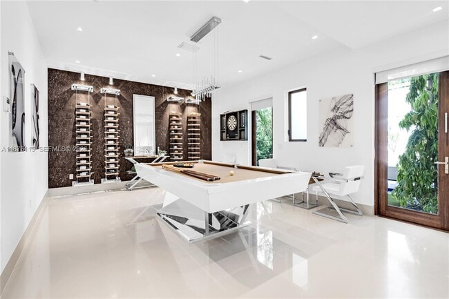 Building Photo - 3009 Pine Tree Dr