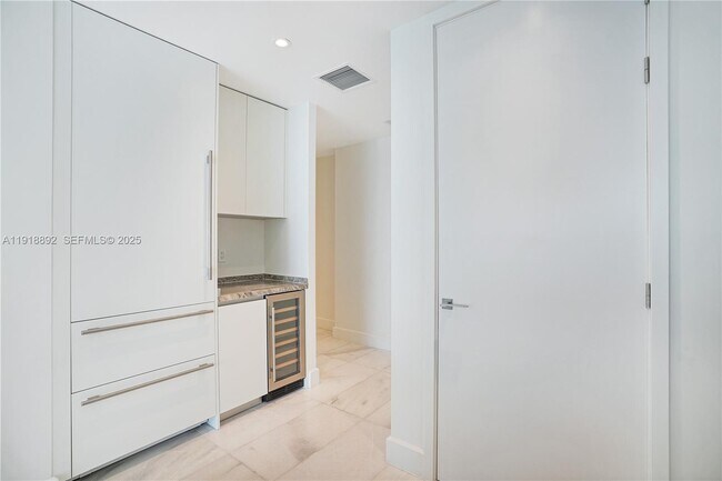 Building Photo - 700 NE 26th Terrace