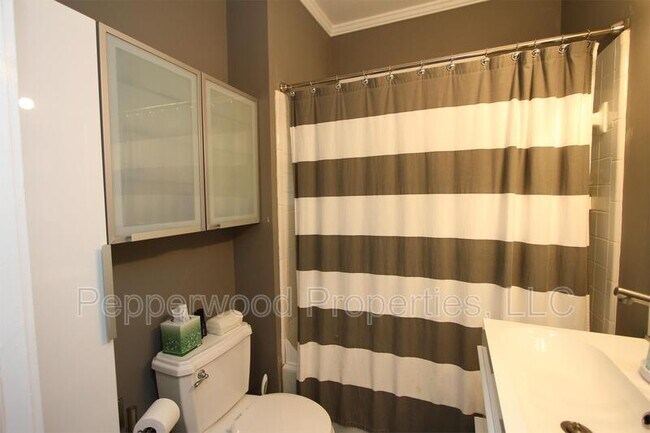 Building Photo - 664 Norwood St