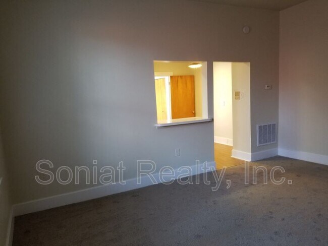 Building Photo - 110 S Pierce St