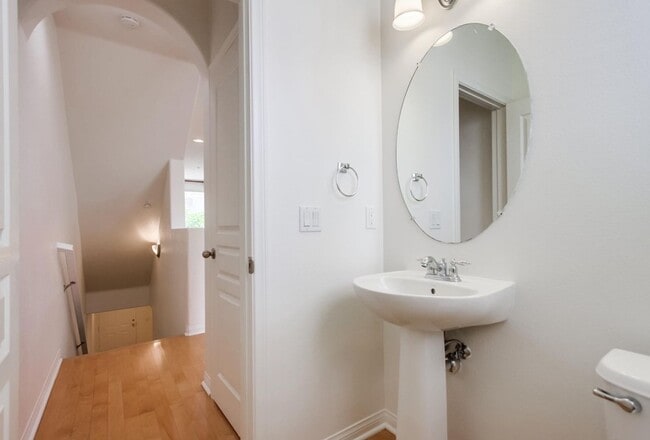 Building Photo - Available Now! Tri-Level 3 Bedroom 3.5 Bath Townhome!!