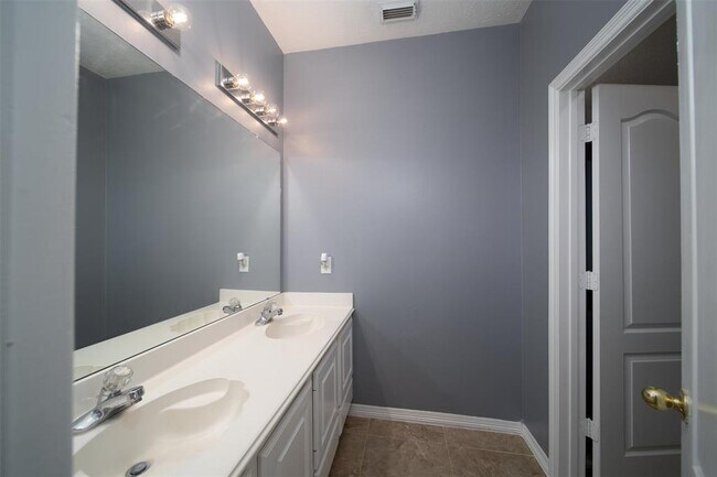 Building Photo - 4102 Magnolia Ln