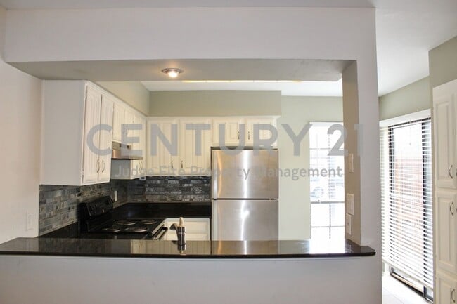 Building Photo - Charming 2-Story 2/1.5 Condo For Rent!