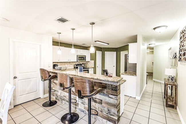 Building Photo - 2048 Lake Trail Dr