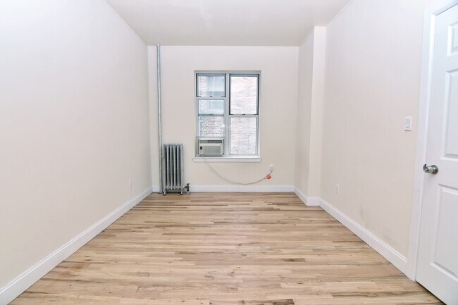 Building Photo - 860 W 181st St