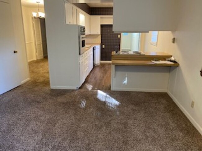 Building Photo - 3 Bed, 1 1/2 Bath, 1 Car Garage, Fenced Yard!