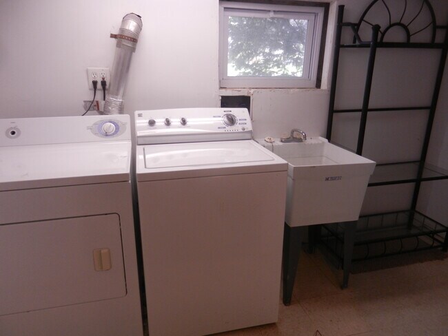 laundry - 818 N 11th Ave