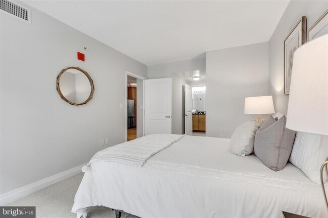 Building Photo - 915 E St NW