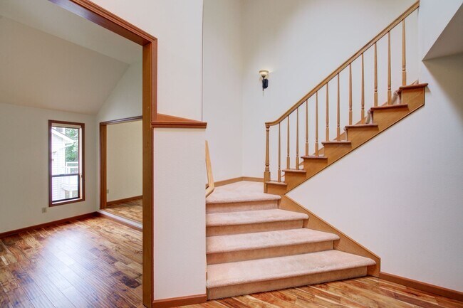 Building Photo - 5bd/3.5ba Bellevue Home