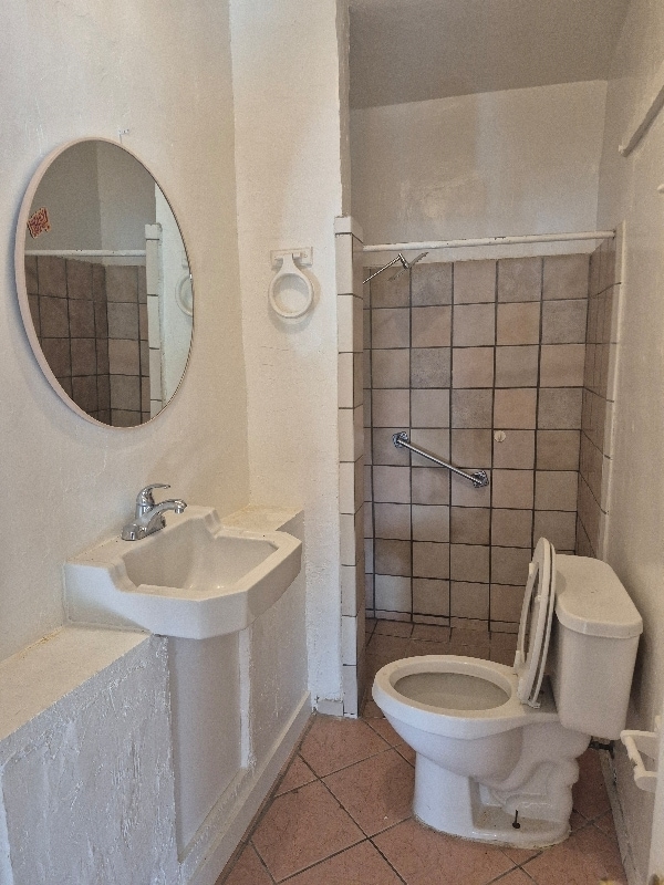 Building Photo - 613 W 41st St