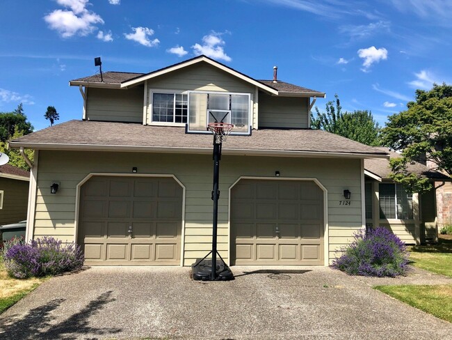 Building Photo - Quaint home in the heart of Kenmore