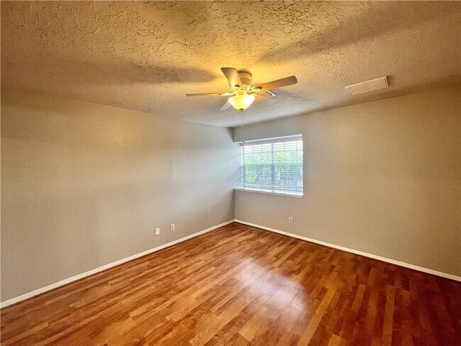 Building Photo - 5305 Summer Cir